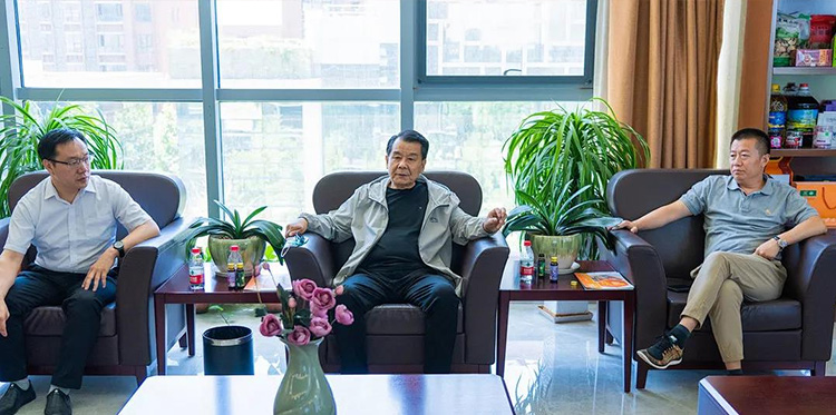 同谋发展 ： 龙乡商会调查团，莅临w66利来参观领导！